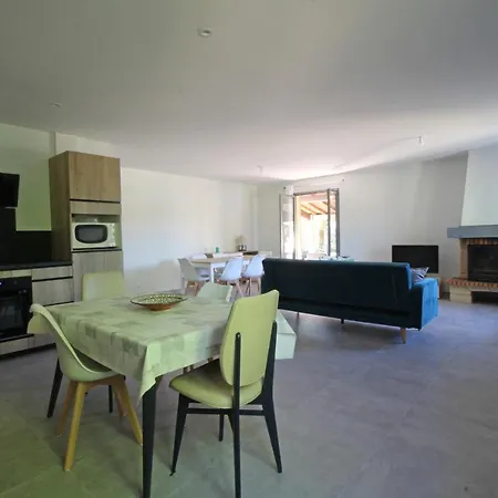 Maison 4 Chambres Entierement Renovee *